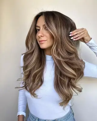 woman with brunette / bronde hair 