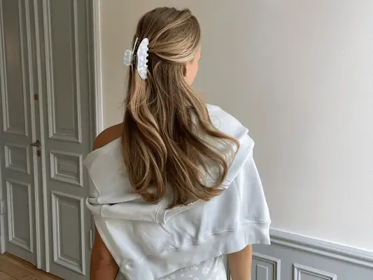 Clip de plátano vs clip de garra: estilistas explican los accesorios para el cabello de Buzzy