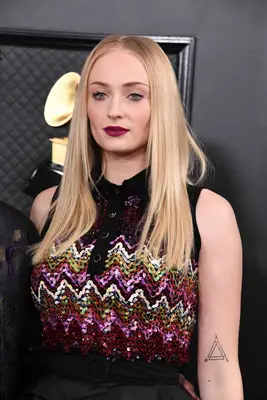 Sophie Turner with subtle strawberry blonde hair 
