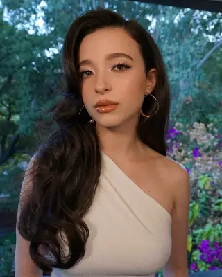 Mikey Madison wearing a side part. 