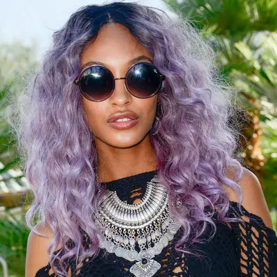 Jourdan Dunn with wavy light purple hair 