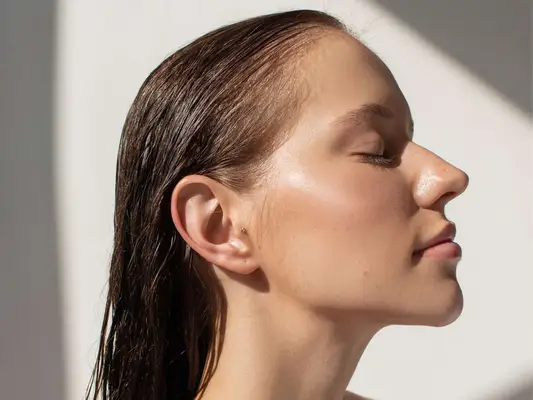 Fristet til å rette det våte håret ditt? Hvorfor eksperter sier tenker to ganger