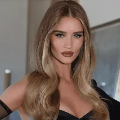 Rosie Huntington-Whitely with honey blonde hair and money-piece