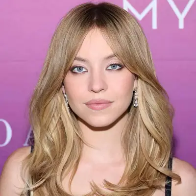 Close up of Sydney Sweeney with golden blonde medium length hair that