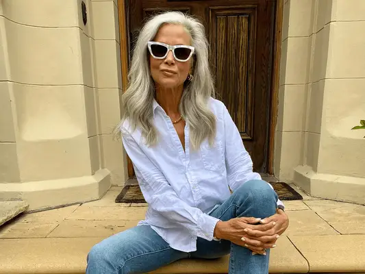 Wie man sich für graue Haare kümmert, um es gesund und lebendig zu halten