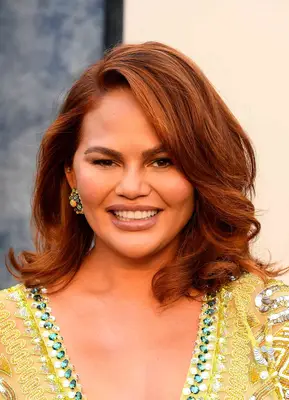 Chrissy Teigen with a deep part in her hair