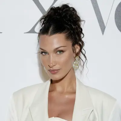 bella hadid oval face middle part