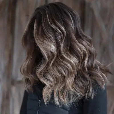 woman with curled bronde hair