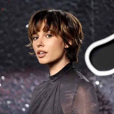 Naomi Scott with bronde hair in bixie cut
