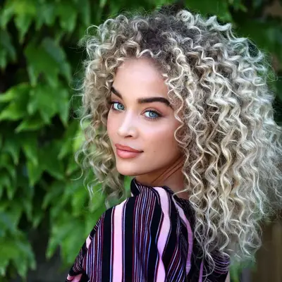 Jasmine Sanders with bronde curly hair