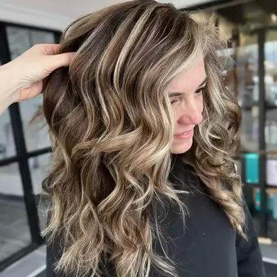woman with bronde wavy hair