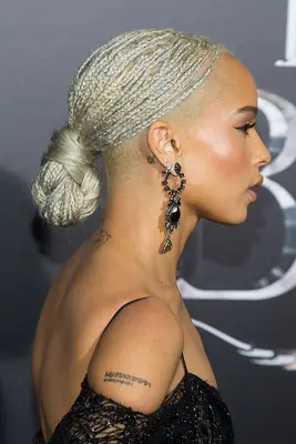 Zoë Kravitz with a low, platinum blonde box-braided bun at the 2016 