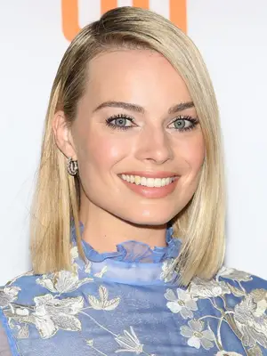 margot robbie off center part