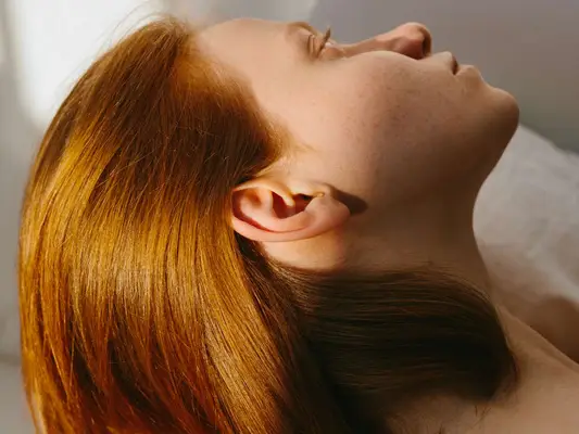 Come ottenere capelli lucenti: gli esperti condividono 14 consigli per il gioco