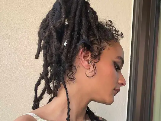 Come lavare i dreadlocks, secondo gli esperti di capelli naturali
