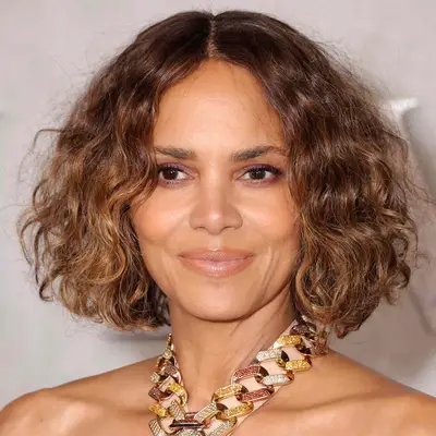 Halle Berry wears her natural waves with a golden brown highlight