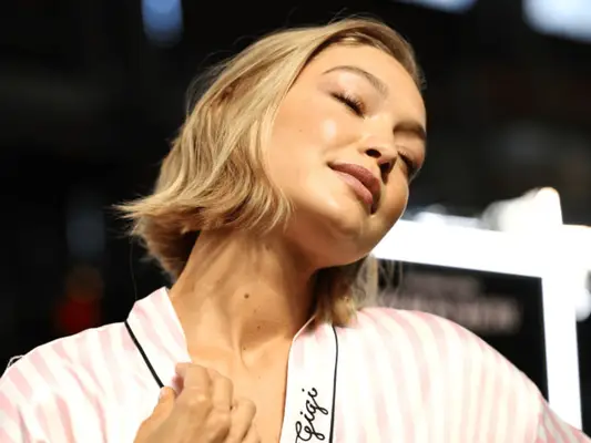 Cashmere Blonde feiert ein Comeback als im gemütlichsten Haarfarbentrend von Herbst