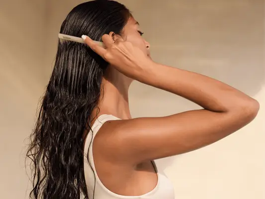 Jak używać oleju jojoba dla maksymalnych korzyści z włosów, według ekspertów