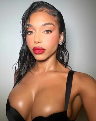 A simple wet hairstyle look