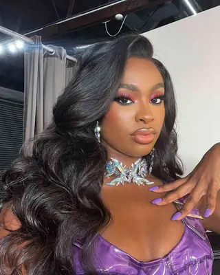 Loose and long flowing waves with a simple side part