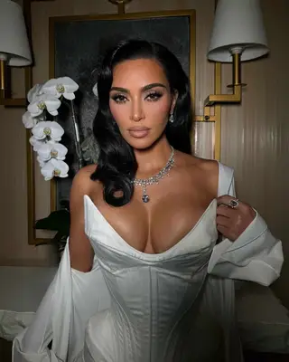 A medium-length hairstyle with retro waves 