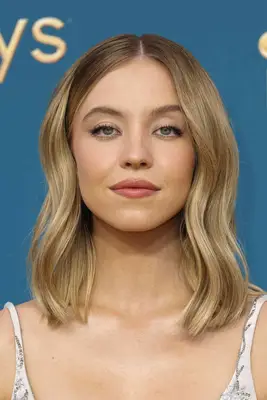 The actor Sydney Sweeney with a root shadow hair style