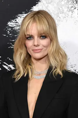 The actor Samara Weaving with fringe