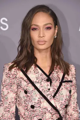 Joan Smalls with a wavy, shoulder length hairstyle