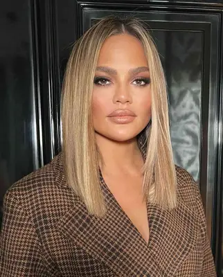 Chrissy Teigen with babylights in her hair