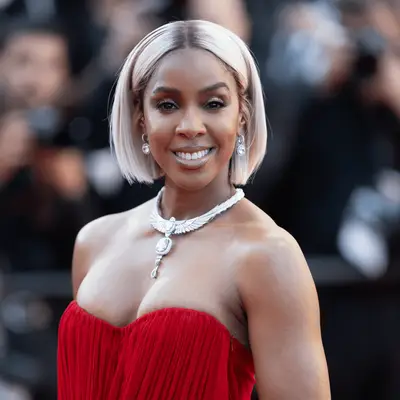 kelly rowland wearing blonde bob with middle part
