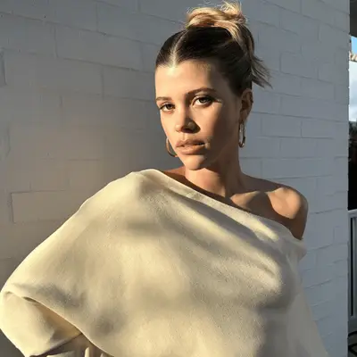 sofia richie grainge wearing middle part messy bun