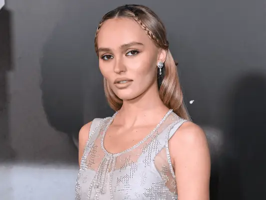 Tauschen Sie in diesem Frühling Ihren haltbaren Blowout gegen eine gotische Hochsteckfrisur aus