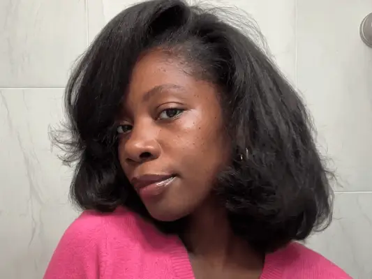 Hva er en fluffy presse? Frisør forklarer den naturlige hårtrenden