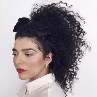 24 Bogenfrisuren, die beweisen, dass das Accessoire jeden Look erhöhen kann