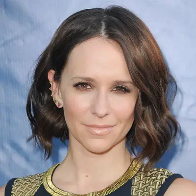 Jennifer Love Hewitt wears a short bob with beachy waves at the 2014 Television Critics Association Summer Press Tour in West Hollywood, California