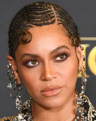 Beyoncé with side-parted wavy cornrows at the 2019 