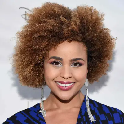 Hayley Norman with a copper brown and blonde highlighted curly fro at the 2017 