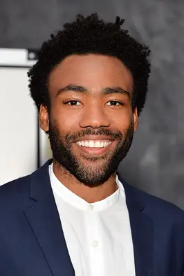 Donald Glover wit a short fro on the red carpet