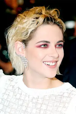 Kristen Stewart wavy grungy bob with pink eye-makeup