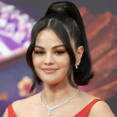 Selena Gomez high ponytail hair face framing
