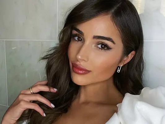olivia culpo with side bangs