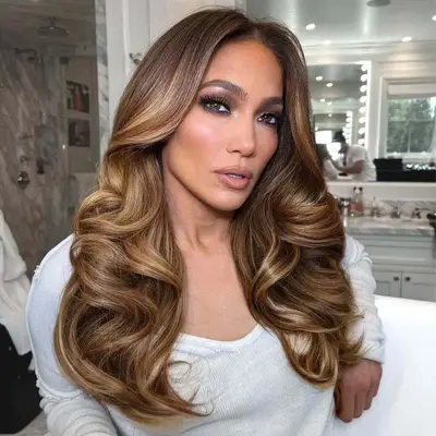 J Lo with bouncy hair 