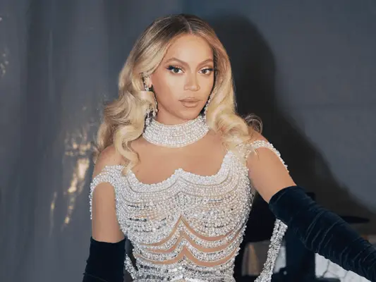 Beyonce with dirty blonde hair; darker roots and lighter face-framing strands