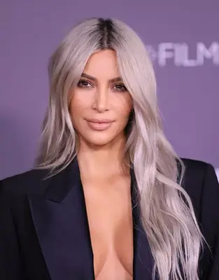 Kim Kardashian long, wavy grayish hair with dark roots