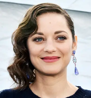 Marion Cotillard side part wave