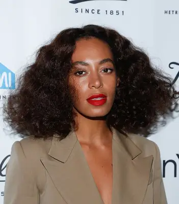 Solange voluminous, naturally curly bob