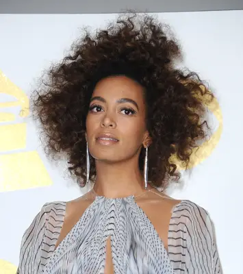 Solange short, natural, curly hairdo