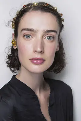 model with wavy bob and headband