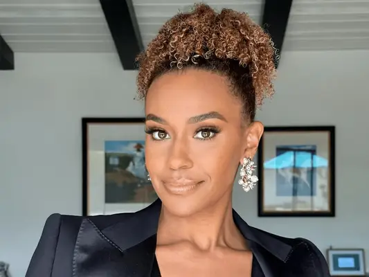 Sådan får du perfekte fingerspoler hver gang, ifølge naturlige håreksperter