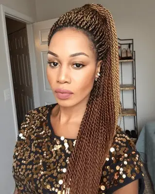 Woman wearing a high pony tail in senegalese twists